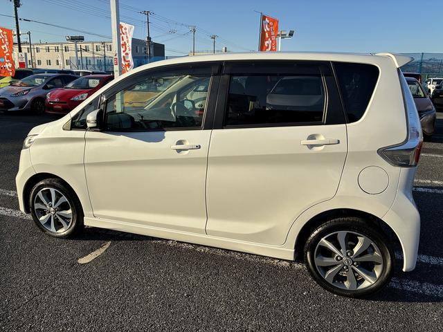 デイズ ハイウェイスター　Ｇターボ　Ｗエアバック　バックカメラ　サイドカメラ　フロントカメラ　スマートキー　プッシュスタート　ＥＴＣ　電動格納ミラー　オートライト　純正アルミホイール１５インチ　フロアマット　ＨＩＤ　衝突安全ボディ（12枚目）