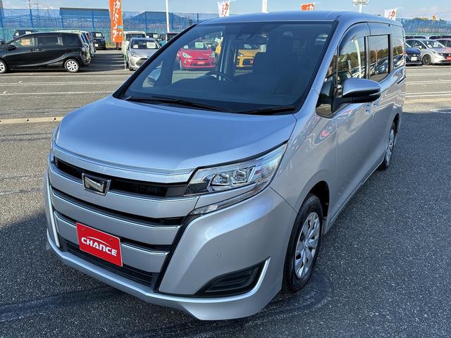 ノア Ｘ　Ｗエアバック　衝突軽減　レーンアシスト　ＣＤ　アイドリングストップ　クルーズコントロール　Ｗエアコン　電動格納ミラー　片側電動スライドドア　ＬＥＤ　オートライト　オートハイビーム　ベンチシート　ＡＵＸ（5枚目）