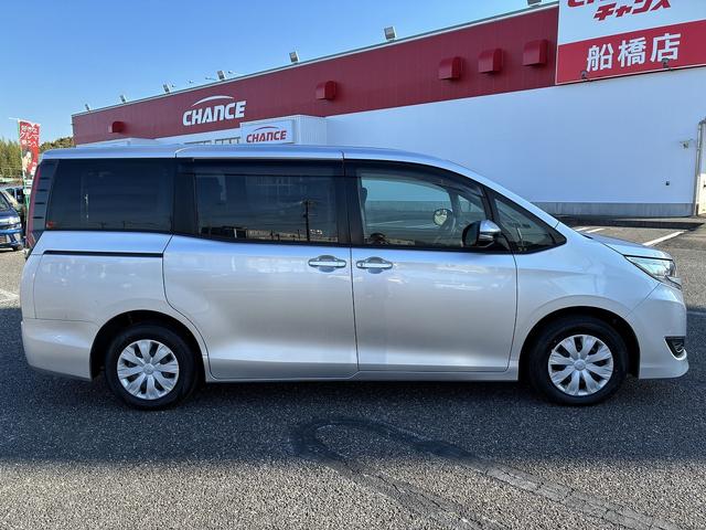 ノア Ｘ　Ｗエアバック　衝突軽減　レーンアシスト　ＣＤ　アイドリングストップ　クルーズコントロール　Ｗエアコン　電動格納ミラー　片側電動スライドドア　ＬＥＤ　オートライト　オートハイビーム　ベンチシート　ＡＵＸ（8枚目）