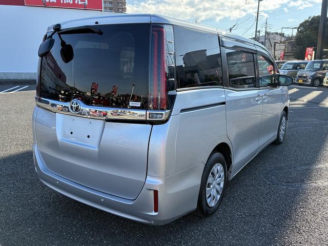 ノア Ｘ　Ｗエアバック　衝突軽減　レーンアシスト　ＣＤ　アイドリングストップ　クルーズコントロール　Ｗエアコン　電動格納ミラー　片側電動スライドドア　ＬＥＤ　オートライト　オートハイビーム　ベンチシート　ＡＵＸ（9枚目）