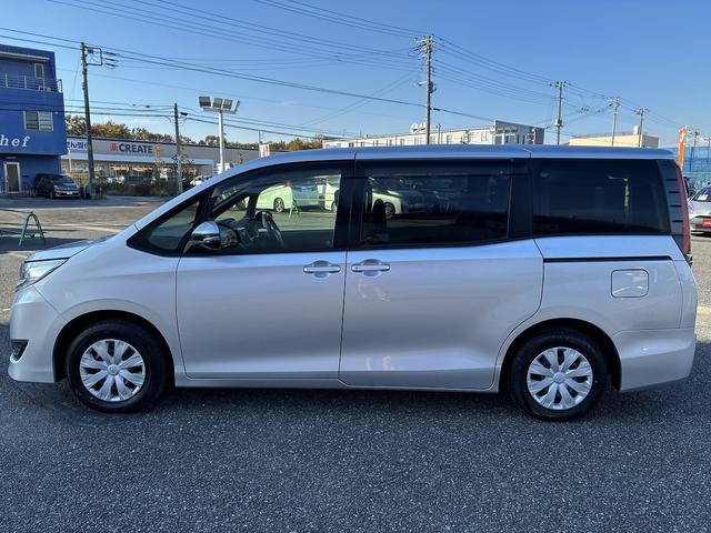 ノア Ｘ　Ｗエアバック　衝突軽減　レーンアシスト　ＣＤ　アイドリングストップ　クルーズコントロール　Ｗエアコン　電動格納ミラー　片側電動スライドドア　ＬＥＤ　オートライト　オートハイビーム　ベンチシート　ＡＵＸ（12枚目）