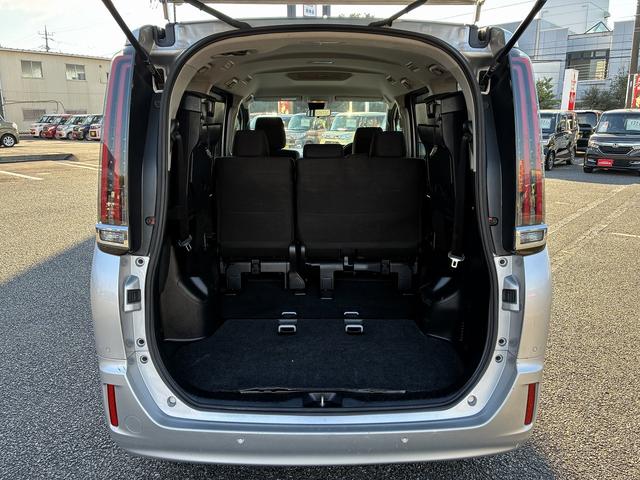 ノア Ｘ　Ｗエアバック　衝突軽減　レーンアシスト　ＣＤ　アイドリングストップ　クルーズコントロール　Ｗエアコン　電動格納ミラー　片側電動スライドドア　ＬＥＤ　オートライト　オートハイビーム　ベンチシート　ＡＵＸ（17枚目）