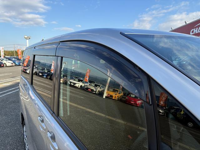 ノア Ｘ　Ｗエアバック　衝突軽減　レーンアシスト　ＣＤ　アイドリングストップ　クルーズコントロール　Ｗエアコン　電動格納ミラー　片側電動スライドドア　ＬＥＤ　オートライト　オートハイビーム　ベンチシート　ＡＵＸ（51枚目）