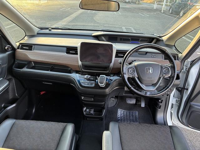 フリードハイブリッド ハイブリッド・クロスターホンダセンシング SDナビゲーションシステム フルセグテレビ BLUETOOTH バックカメラ スマートキー プッシュスタート ETC クルーズコントロール 前席シートヒーター 両側電動スライドドア LEDヘッドライト(3枚目)