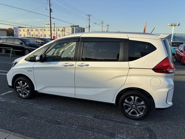 フリードハイブリッド ハイブリッド・クロスターホンダセンシング SDナビゲーションシステム フルセグテレビ BLUETOOTH バックカメラ スマートキー プッシュスタート ETC クルーズコントロール 前席シートヒーター 両側電動スライドドア LEDヘッドライト(12枚目)