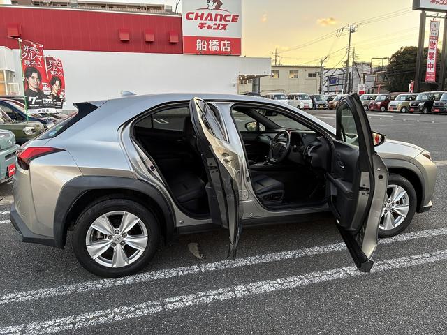 UX UX250h バージョンC 純正ナビ 衝突軽減 レーンキープアシスト フルセグTV CD DVD Bluetooth接続 バックカメラ ETC クルーズコントロール シートヒーター LED パワーシート ハンドルヒーター(9枚目)