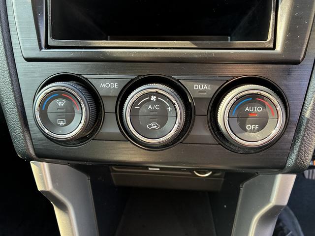 展示前や納車前に、全車両の内外装を、一台一台真心込めて手作業で清掃！展示中も全車毎日、営業スタッフも一緒に、外装の拭き上げ清掃を行っています！！　だからこそ自信を持ってお勧めできる一台となります。