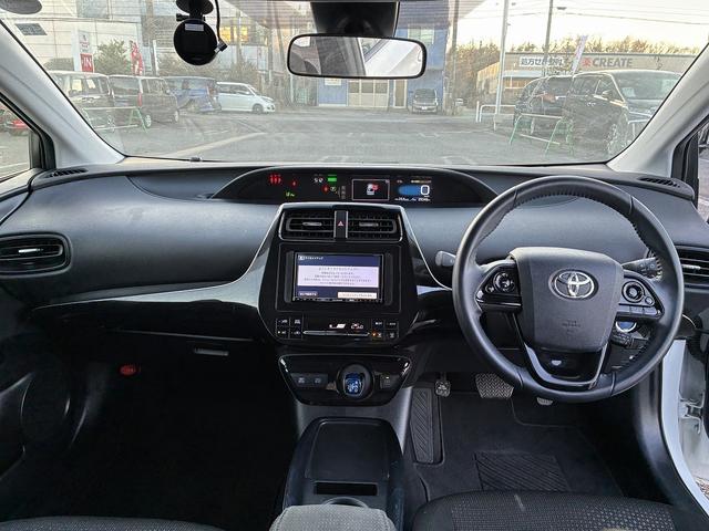 プリウス S SDナビゲーションシステム レーダーブレーキサポート レーンキープアシスト CD DVD バックカメラ スマートキー プッシュスタート ETC クルーズコントロール 電動格納ドアミラー LEDヘッドラ(3枚目)