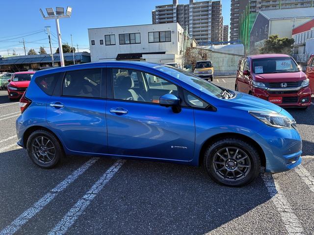 ノート ｅ－パワー　Ｘ　ＳＤナビゲーションシステム　フルセグテレビ　ＣＤ　ＤＶＤ　ＢＬＵＥＴＯＯＴＨ　バックカメラ　アラウンドビューモニター　デジタルインナーミラー　スマートキー　プッシュスタート　コーナーセンサー　電格ミラ（8枚目）