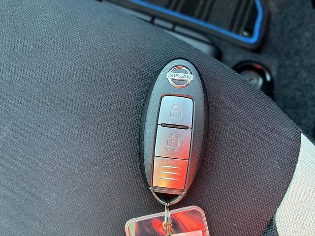 ノート ｅ－パワー　Ｘ　ＳＤナビゲーションシステム　フルセグテレビ　ＣＤ　ＤＶＤ　ＢＬＵＥＴＯＯＴＨ　バックカメラ　アラウンドビューモニター　デジタルインナーミラー　スマートキー　プッシュスタート　コーナーセンサー　電格ミラ（41枚目）
