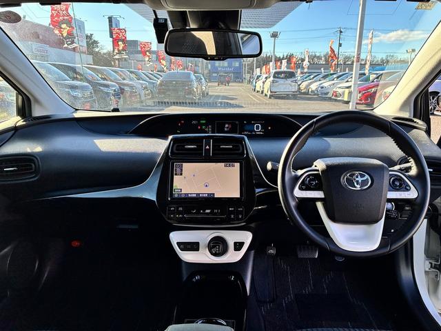 プリウス Ｓセーフティプラス　ＳＤナビゲーションシステム　フルセグテレビ　ＣＤ　ＢＬＵＥＴＯＯＴＨ　バックカメラ　スマートキー　プッシュスタート　ＥＴＣ２．０　クルーズコントロール　電動格納ドアミラー　ＬＥＤヘッドライト　アルミ（3枚目）