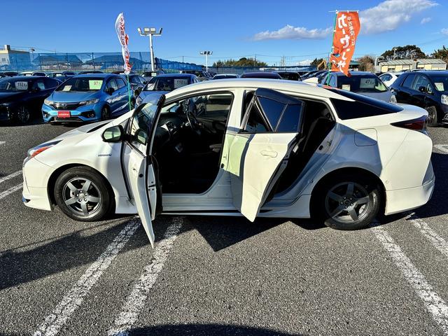 プリウス Ｓセーフティプラス　ＳＤナビゲーションシステム　フルセグテレビ　ＣＤ　ＢＬＵＥＴＯＯＴＨ　バックカメラ　スマートキー　プッシュスタート　ＥＴＣ２．０　クルーズコントロール　電動格納ドアミラー　ＬＥＤヘッドライト　アルミ（13枚目）