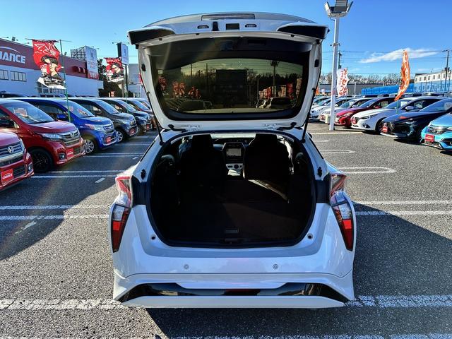 プリウス Ｓセーフティプラス　ＳＤナビゲーションシステム　フルセグテレビ　ＣＤ　ＢＬＵＥＴＯＯＴＨ　バックカメラ　スマートキー　プッシュスタート　ＥＴＣ２．０　クルーズコントロール　電動格納ドアミラー　ＬＥＤヘッドライト　アルミ（17枚目）