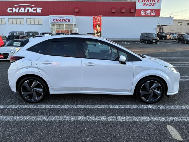 オーラ Ｇ　レザーエディション　レーンアシスト　ブラインドスポットモニター　フロアマット　純正ナビ　フルセグＴＶ　Ｂｌｕｅｔｏｏｔｈ　バック／サイド／フロントカメラ　ＥＴＣ　コーナーセンサー　クルーズコントロールアダプティブ　ＬＥＤ（8枚目）