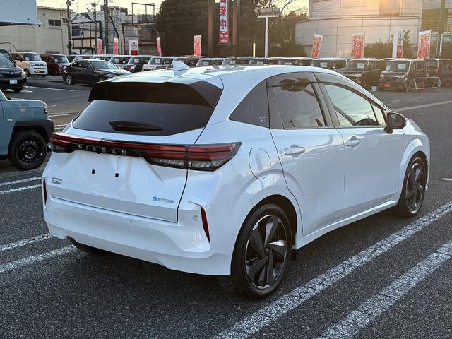 オーラ Ｇ　レザーエディション　レーンアシスト　ブラインドスポットモニター　フロアマット　純正ナビ　フルセグＴＶ　Ｂｌｕｅｔｏｏｔｈ　バック／サイド／フロントカメラ　ＥＴＣ　コーナーセンサー　クルーズコントロールアダプティブ　ＬＥＤ（9枚目）