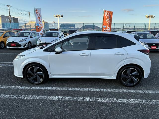 オーラ Ｇ　レザーエディション　レーンアシスト　ブラインドスポットモニター　フロアマット　純正ナビ　フルセグＴＶ　Ｂｌｕｅｔｏｏｔｈ　バック／サイド／フロントカメラ　ＥＴＣ　コーナーセンサー　クルーズコントロールアダプティブ　ＬＥＤ（12枚目）