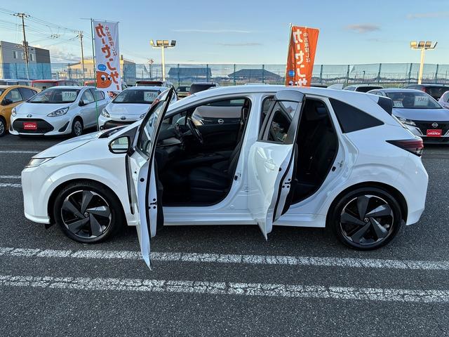 オーラ Ｇ　レザーエディション　レーンアシスト　ブラインドスポットモニター　フロアマット　純正ナビ　フルセグＴＶ　Ｂｌｕｅｔｏｏｔｈ　バック／サイド／フロントカメラ　ＥＴＣ　コーナーセンサー　クルーズコントロールアダプティブ　ＬＥＤ（13枚目）