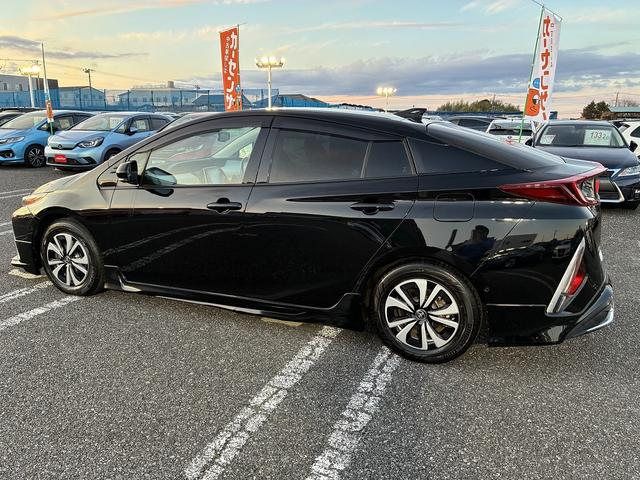 プリウスＰＨＶ Ａナビパッケージ　Ｗ／サイドエアバック　衝突軽減　レーンアシスト　ブラインドスポットモニター　フロアマット　純正ナビ　フルセグＴＶ　Ｂｌｕｅｔｏｏｔｈ　バック／サイド／フロントカメラ　ＥＴＣ２．０　オートハイビーム（12枚目）