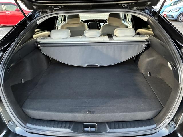 プリウスＰＨＶ Ａナビパッケージ　Ｗ／サイドエアバック　衝突軽減　レーンアシスト　ブラインドスポットモニター　フロアマット　純正ナビ　フルセグＴＶ　Ｂｌｕｅｔｏｏｔｈ　バック／サイド／フロントカメラ　ＥＴＣ２．０　オートハイビーム（16枚目）