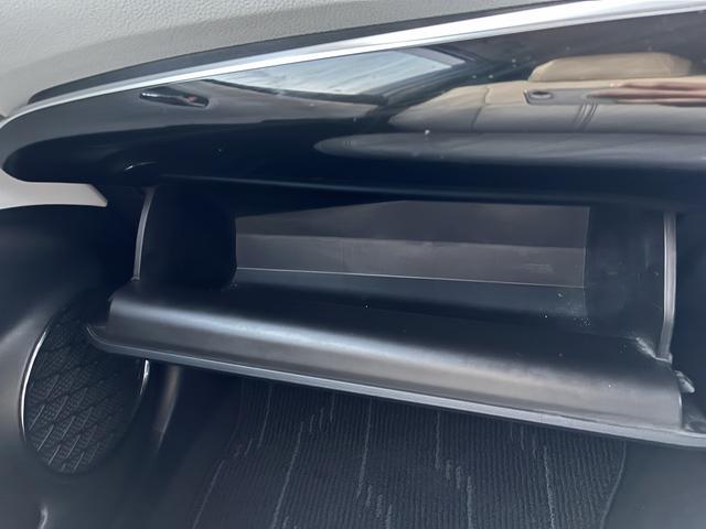 プリウスＰＨＶ Ａナビパッケージ　Ｗ／サイドエアバック　衝突軽減　レーンアシスト　ブラインドスポットモニター　フロアマット　純正ナビ　フルセグＴＶ　Ｂｌｕｅｔｏｏｔｈ　バック／サイド／フロントカメラ　ＥＴＣ２．０　オートハイビーム（29枚目）