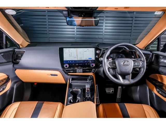 �}�[�N���r���\���v���~�A���T�E���h�A�A�N�Z�T���[�R���Z���g�t���B�㎿�ȃ��U�[�Ŏd���Ă�ꂽ�X�e�A�����O�Ɛ������ꂽ�C���e���A�B���쐫�ɗD�ꂽ�X�C�b�`�z�u�ŁA���K�������I�ȃh���C�u�������B