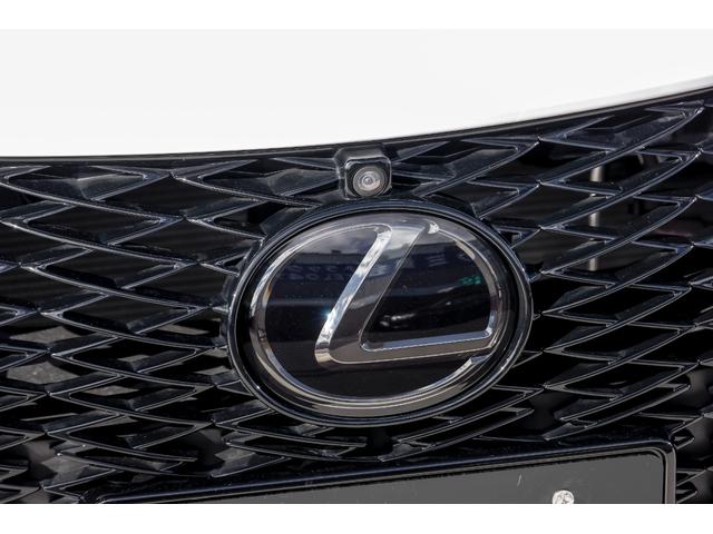 ���N�T�X�̏ے��ł���g�k�G���u�����h�B���k�ȃ��^���b�N�d�グ�A�㎿���ƃu�����h�̌ւ���ۗ������܂��B����҂Ɉ�ڂŃ��N�T�X�Ƃ킩��A�Ќ��ƕi�i��������f�U�C���ł��B