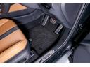 運転席・助手席の足元は清潔で、フロアマットも使用感少なめ。ペダル周りも摩耗や汚れが少なく、快適で安心なドライビング環境を保っています。