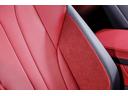 ダークローズカラーのウルトラスエードシート。高級感と清潔感を兼ね備えたコンディションです。