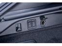 リアシート電動収納機能ボタン付き。シガーソケット付き。