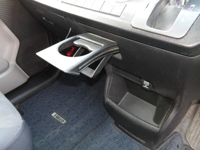 フリード G Lパッケージ 車検2年付き 8人乗り 電動スライドドア メモリーナビ/CD/DVD/Bluetooth/フルセグTV バックカメラ ETC(20枚目)