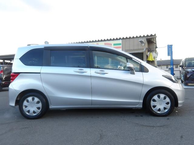 フリード Ｇ　ジャストセレクション　８人乗り　車検２年付き　ＨＤＤナビ／ＣＤ／ＤＶＤ／ＭＳＶ／ワンセグ　バックカメラ　ＥＴＣ　電動スライドドア　キーレスキー（8枚目）