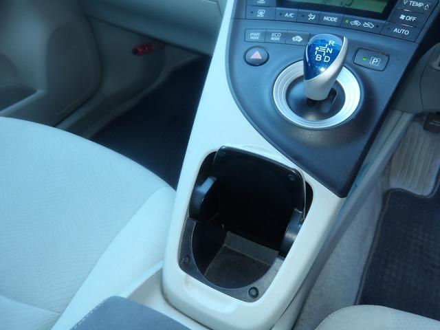 プリウス Ｓ　ＬＥＤエディション　ＳＤナビ／ＣＤ／ＡＵＸ／ワンセグＴＶ　バックカメラ　ＥＴＣ　スマートキー　プッシュスタート　セキュリティ　ＬＥＤオートヘッドライト　フォグライト（28枚目）