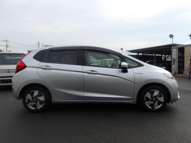 フィットハイブリッド Ｆパッケージ　車検２年付き　ＨＤＤナビ／ＣＤ／ＤＶＤ／Ｂｌｕｅｔｏｏｔｈ／ＭＳＶ／フルセグＴＶ　バックカメラ　ＥＴＣ　ブレーキサポート　横滑り防止　スマートキー　プッシュスタート（7枚目）