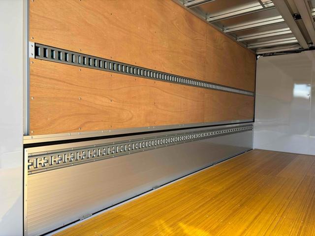 デュトロ 超ロング全低床ターボ 3t ワイド幅 超ロング ウィング 跳ね上げゲート MT LED バックカメラ スマートキー アイドリングストップ 電動格納ミラー ESC エアコン ミュージックプレイヤー接続可(11枚目)