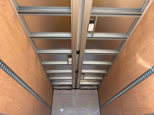 デュトロ 超ロング全低床ターボ 3t ワイド幅 超ロング ウィング 跳ね上げゲート MT LED バックカメラ スマートキー アイドリングストップ 電動格納ミラー ESC エアコン ミュージックプレイヤー接続可(12枚目)