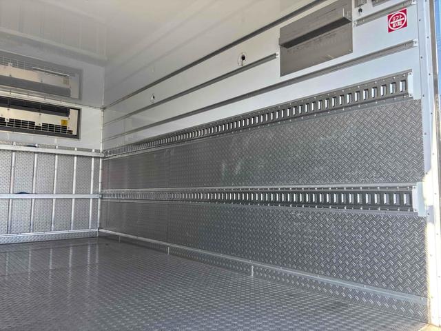 エルフトラック 3t ワイド幅 ロング 低温冷凍車 加温機能付き 格納ゲート スタンバイ付き 床縞板 サイド扉 MT ETC バックカメラ 電動格納ミラー エアコン(12枚目)