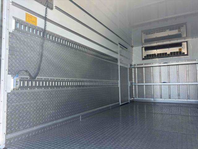 エルフトラック 3t ワイド幅 ロング 低温冷凍車 加温機能付き 格納ゲート スタンバイ付き 床縞板 サイド扉 MT ETC バックカメラ 電動格納ミラー エアコン(13枚目)