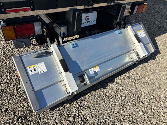 エルフトラック 3t ワイド幅 ロング 低温冷凍車 加温機能付き 格納ゲート スタンバイ付き 床縞板 サイド扉 MT ETC バックカメラ 電動格納ミラー エアコン(18枚目)