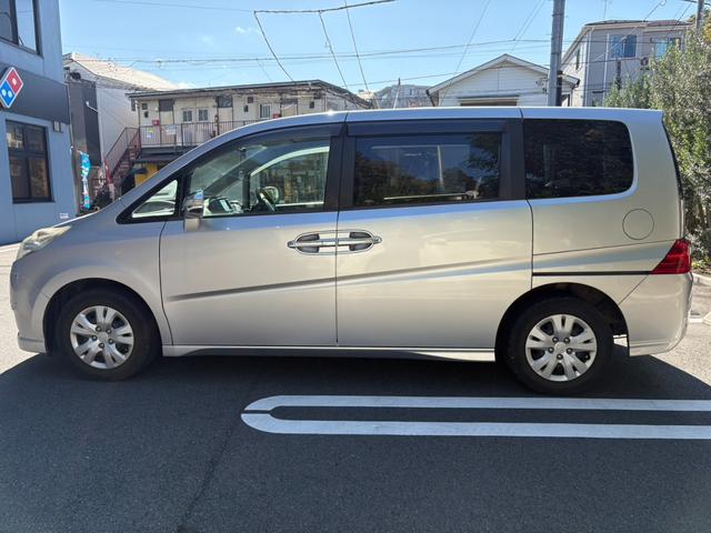 ステップワゴン Ｇ　Ｌ　ＨＤＤナビパッケージ　ユーザー買取車！人気のミニバン！ステップワゴン入庫♪♪♪ＥＴＣ付きで高速道路もストレスフリー！ＨＩＤライトで夜道も安心！（9枚目）