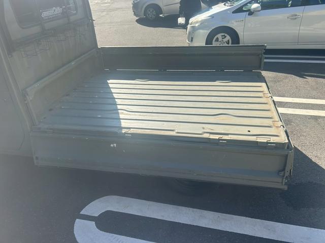 キャリイトラック ＫＣエアコン・パワステ　ユーザー買取車！キャリィトラック入庫♪♪♪５速ＭＴ車！エアコンも問題なしです！オールペイントもきれいな仕上がりになってます！（34枚目）