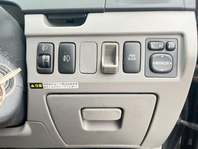 ノア Ｘ　Ｖセレクション　ユーザー買取車！ノア入庫♪♪♪大人気のミニバンの入庫です！８人乗りで大家族や買い物で大荷物でも安心！もちろんナビ付で遠出にも最適です！（32枚目）