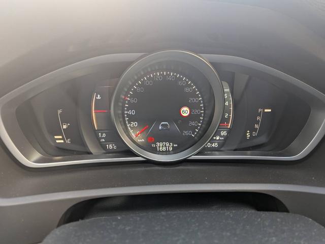 V40 クロスカントリーT5 AWD SEアンミカセレクション 走行距離16819km アンミカセレクション50台限定車 パノラマガラスルーフ アイボリー皮シート 内装ウッドパネル 18インチアルミ AWD(3枚目)
