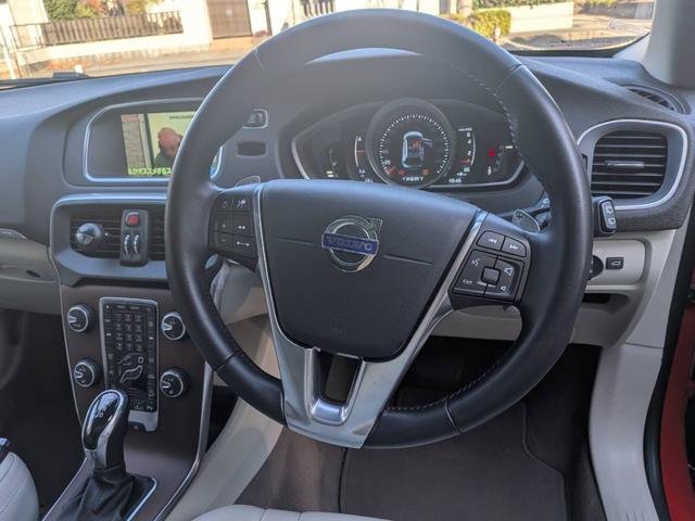 V40 クロスカントリーT5 AWD SEアンミカセレクション 走行距離16819km アンミカセレクション50台限定車 パノラマガラスルーフ アイボリー皮シート 内装ウッドパネル 18インチアルミ AWD(4枚目)