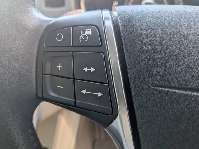 V40 クロスカントリーT5 AWD SEアンミカセレクション 走行距離16819km アンミカセレクション50台限定車 パノラマガラスルーフ アイボリー皮シート 内装ウッドパネル 18インチアルミ AWD(5枚目)