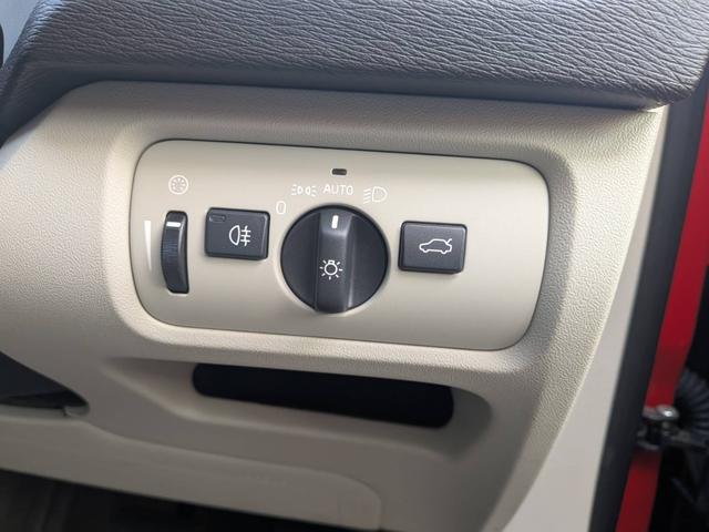 V40 クロスカントリーT5 AWD SEアンミカセレクション 走行距離16819km アンミカセレクション50台限定車 パノラマガラスルーフ アイボリー皮シート 内装ウッドパネル 18インチアルミ AWD(9枚目)