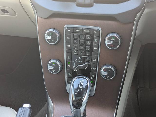 V40 クロスカントリーT5 AWD SEアンミカセレクション 走行距離16819km アンミカセレクション50台限定車 パノラマガラスルーフ アイボリー皮シート 内装ウッドパネル 18インチアルミ AWD(14枚目)
