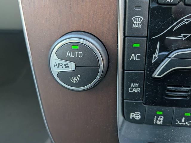 V40 クロスカントリーT5 AWD SEアンミカセレクション 走行距離16819km アンミカセレクション50台限定車 パノラマガラスルーフ アイボリー皮シート 内装ウッドパネル 18インチアルミ AWD(16枚目)
