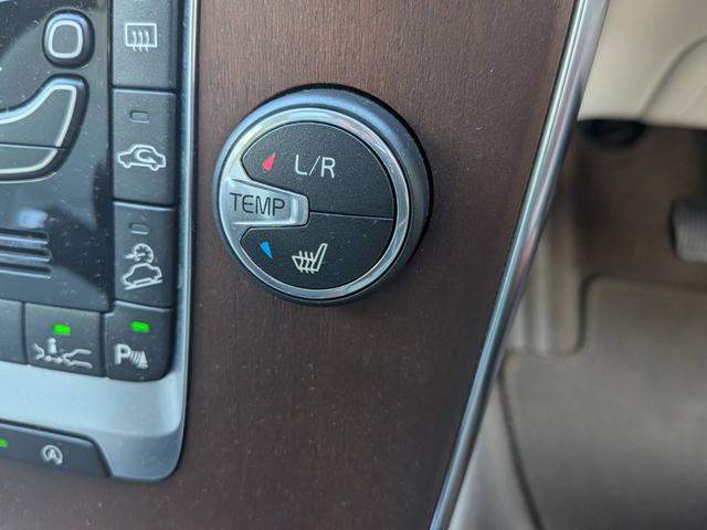 V40 クロスカントリーT5 AWD SEアンミカセレクション 走行距離16819km アンミカセレクション50台限定車 パノラマガラスルーフ アイボリー皮シート 内装ウッドパネル 18インチアルミ AWD(17枚目)