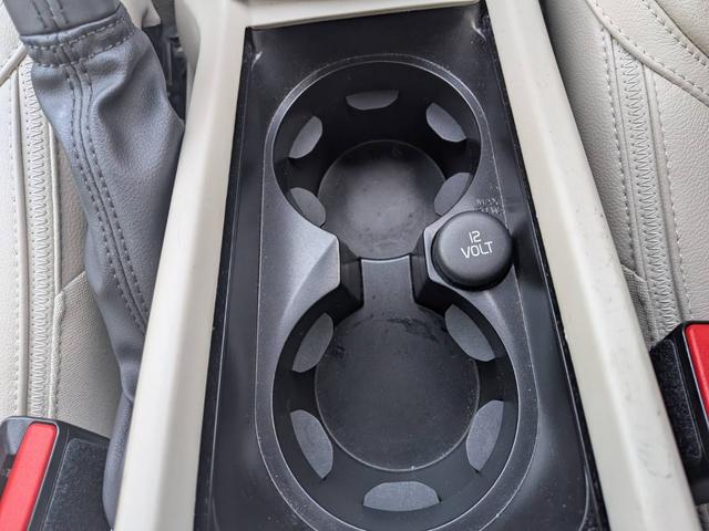 V40 クロスカントリーT5 AWD SEアンミカセレクション 走行距離16819km アンミカセレクション50台限定車 パノラマガラスルーフ アイボリー皮シート 内装ウッドパネル 18インチアルミ AWD(19枚目)