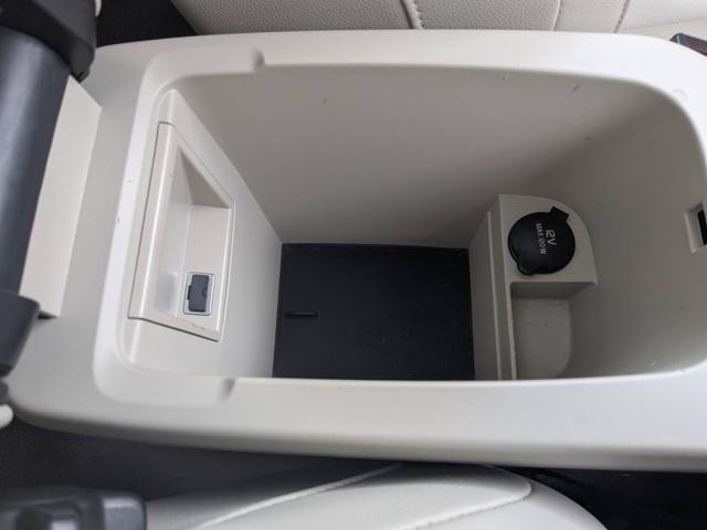 V40 クロスカントリーT5 AWD SEアンミカセレクション 走行距離16819km アンミカセレクション50台限定車 パノラマガラスルーフ アイボリー皮シート 内装ウッドパネル 18インチアルミ AWD(21枚目)